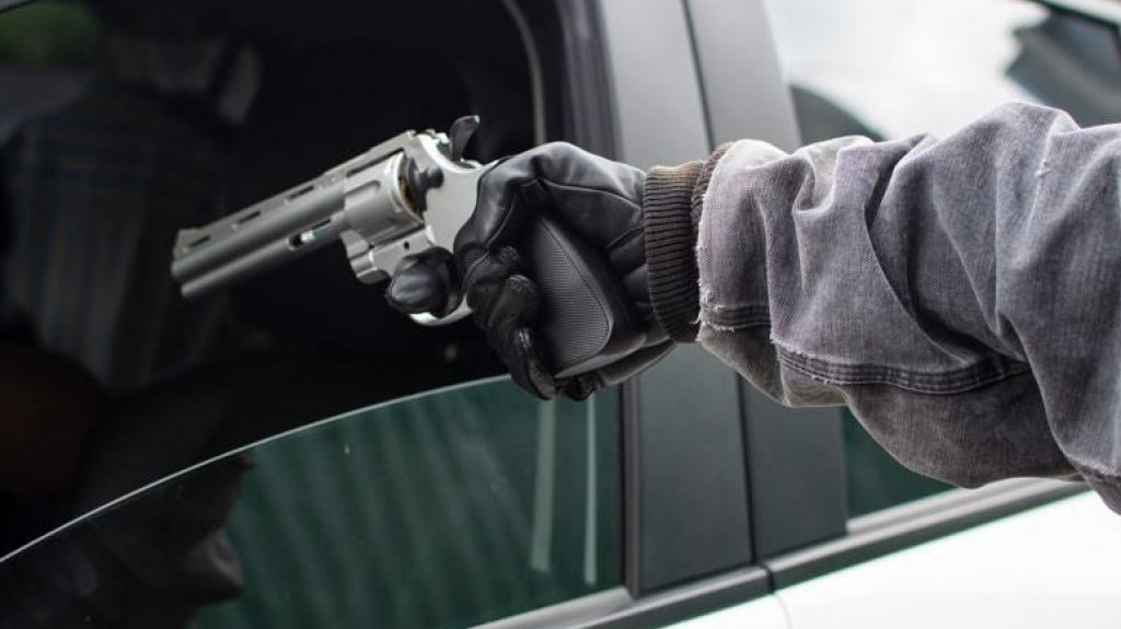  Le apuntan con una pistola para robar el catal&iacute;tico de su guagua en residencia de Manat&iacute; 