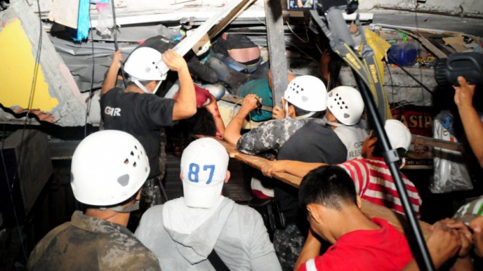 Aumentan a mÃ¡s de 70 los muertos en el terremoto en Ecuador