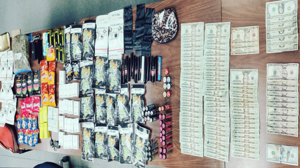  Dos arrestados con drogas en el centro comercial San Patricio 