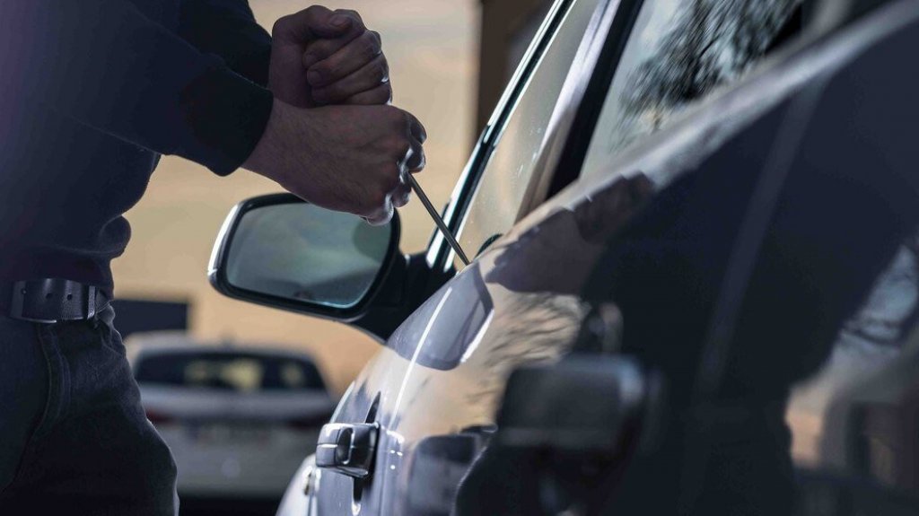  Hurtan un auto de centro comercial en Santa Isabel 