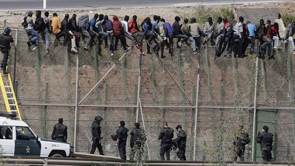  Inmigrantes logran entrar a Espa&ntilde;a tras violento salto a frontera africana 