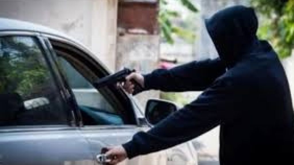  Se reporta robo de auto en Condado 