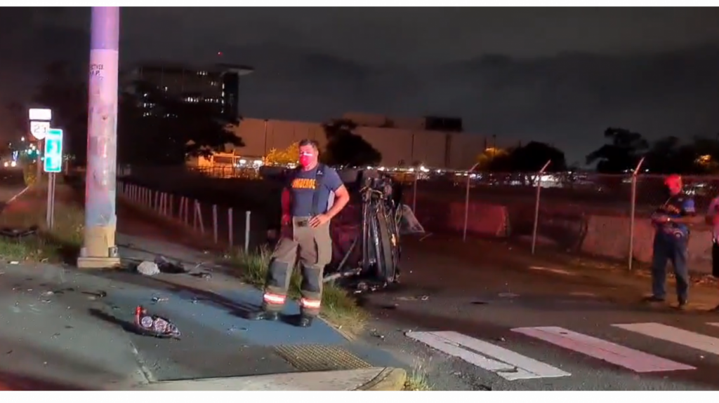  Video: Un veh&iacute;culo Volcado y menores heridos en la avenida Roosevelt 