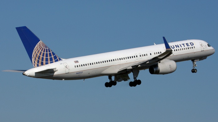 Un aviÃ³n de United Airlines se desvÃ­a sobre el ocÃ©ano PacÃ­fico