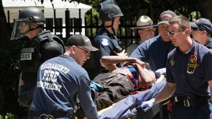 California: choques violentos en un acto nacionalista blanco