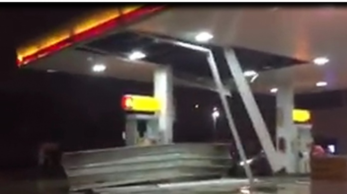 Video: Cae techo de una Gasolinera en Isla Verde por fuertes lluvias esta noche 