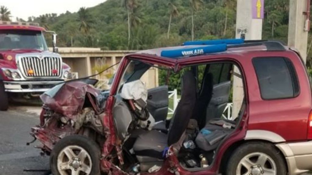  Grave conductor que qued&oacute; pillado al chocar con un poste en Isabela 