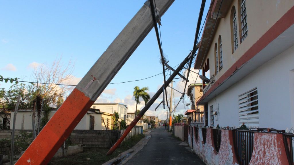 Peligrosa situaciÃ³n en LoÃ­za: postes de la AEE sobre casas