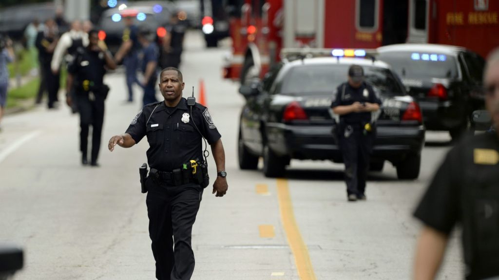  Tres polic&iacute;as heridos y un sospechoso muerto en un tiroteo en Estados Unidos 