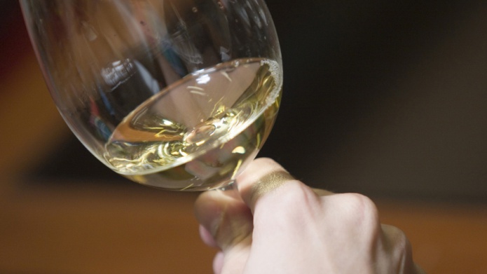 Muere un hombre por beber un producto de limpieza servido como vino