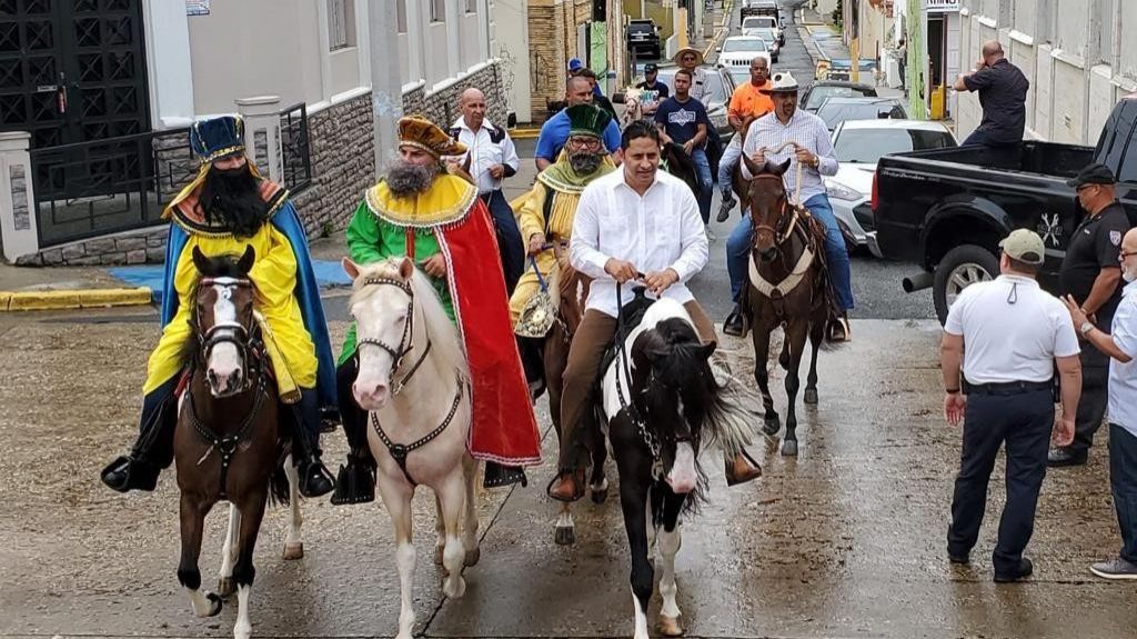  Cientos de ni&ntilde;os reciben regalos en recorrido de los Reyes Magos en Arecibo 
