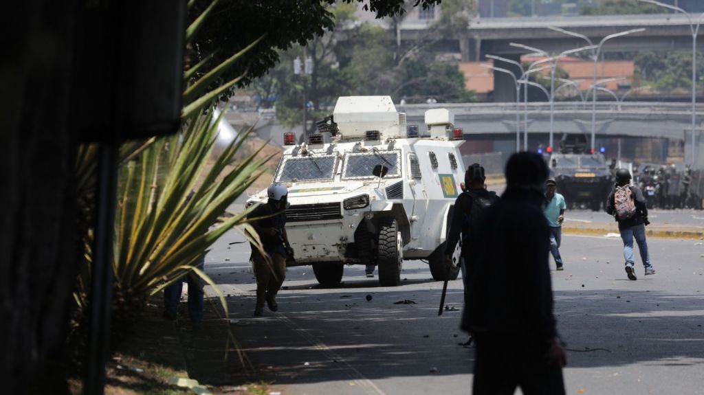  Video: Tensa situaci&oacute;n en Venezuela enfrentamientos a &ldquo;tiro limpio&rdquo; 
