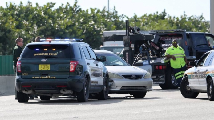 Madre amenaza a director de guarderÃ­a con machete y obliga a la policÃ­a a perseguirla