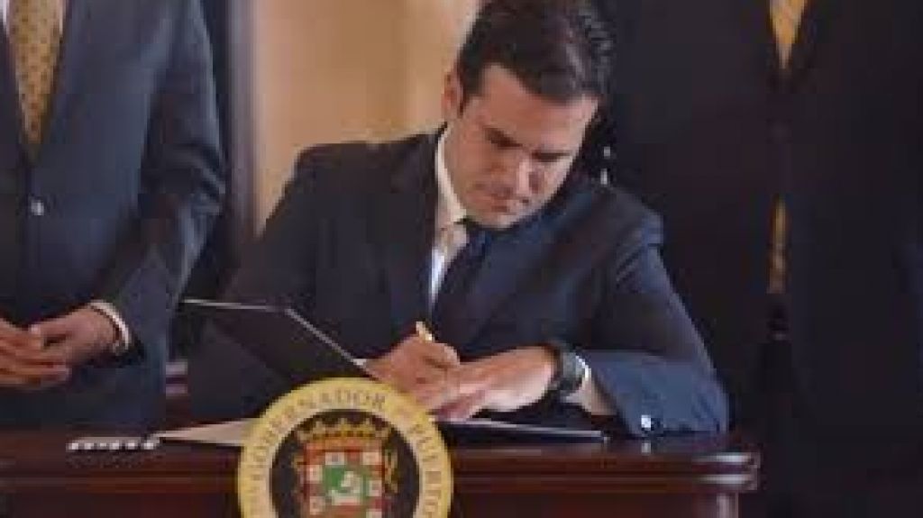  Gobernador convierte en ley proyecto en beneficio de veteranos y militares puertorrique&ntilde;os 