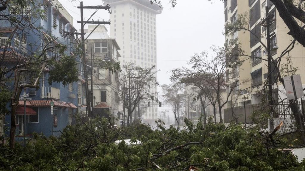 Gobierno activa brigadas para recoger escombros en carreteras de San Juan
