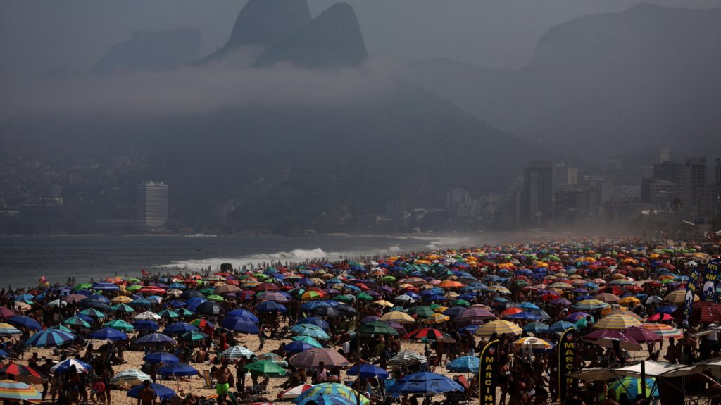  Las playas vuelven a llenarse en un Brasil de fiesta en plena pandemia 