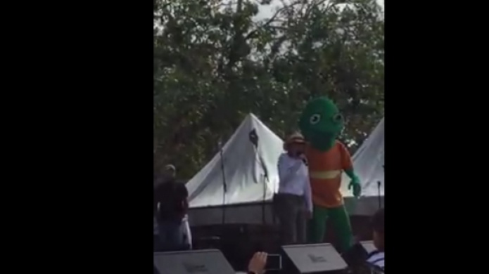 Video: Yulin canta con AtenciÃ³n AtenciÃ³n en el MuÃ±oz MarÃ­n Â¿y QuÃ© Paso?