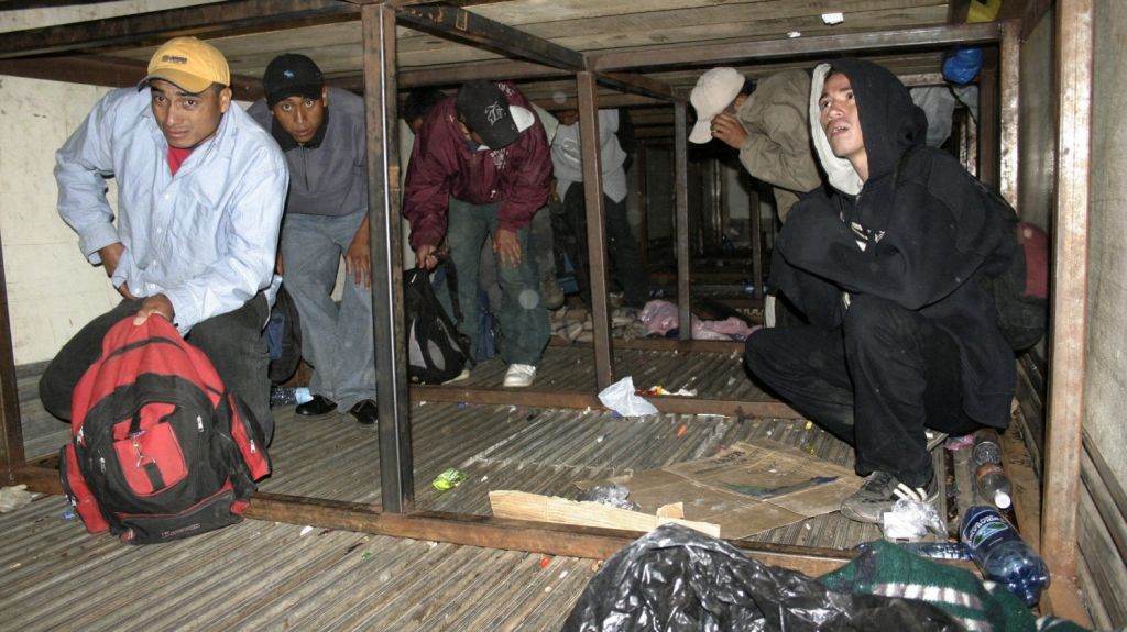  Hallan a 100 centroamericanos hacinados en un cami&oacute;n frigor&iacute;fico en M&eacute;xico 