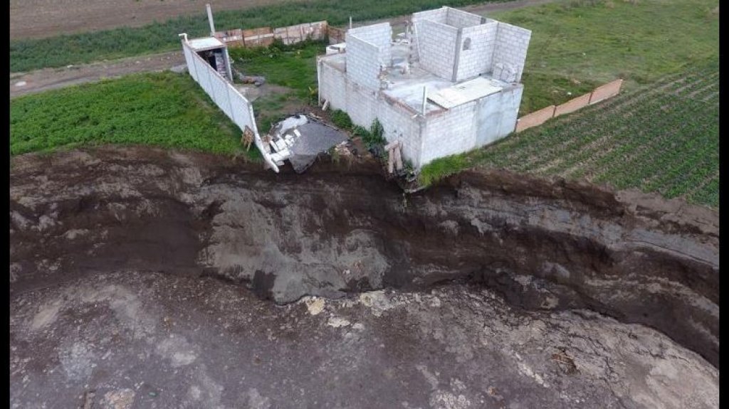  El socav&oacute;n del centro de M&eacute;xico se extiende y derrumba parte de una casa 