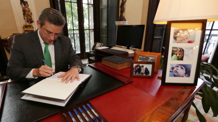 Gobernador firma Ley que consolida dÃ­as feriados