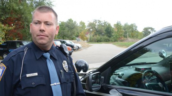 Oficial de la PolicÃ­a de Emmett EE.UU.  le compra a una madre una asiento de niÃ±o para su auto en vez de darle un Boleto!