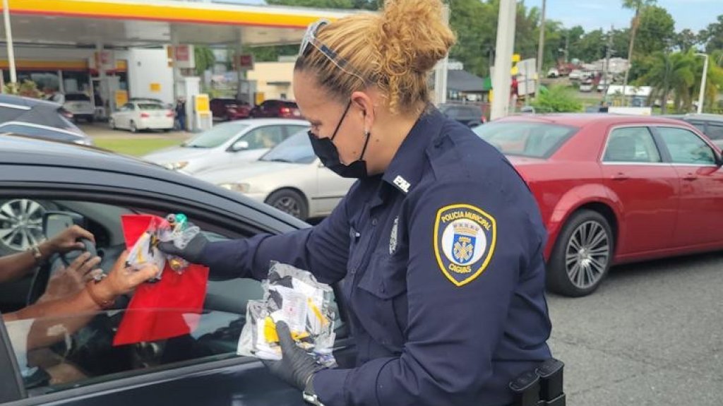  Alcalde de Caguas refuerza la seguridad durante fiestas de fin de a&ntilde;o; polic&iacute;as municipales realizan bloqueos informativos 