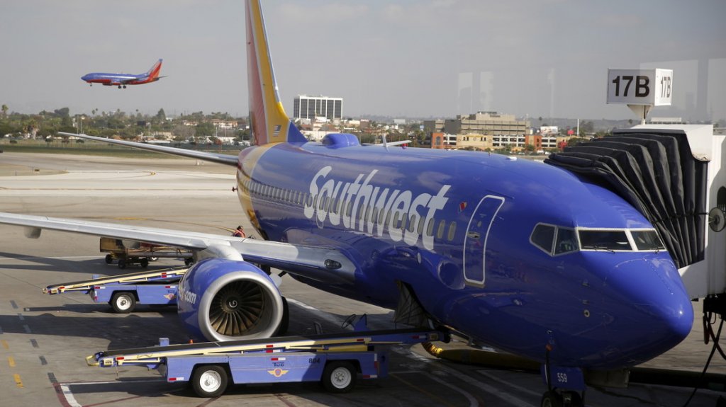  Condenan a un a&ntilde;o de libertad condicional a un expiloto que se puso a ver pornograf&iacute;a frente a una compa&ntilde;era en pleno vuelo 