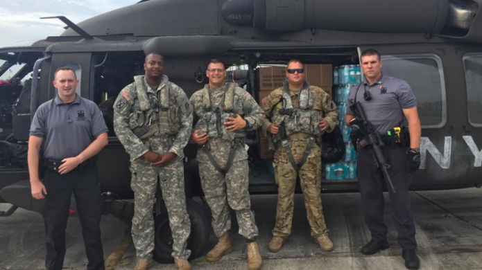 Fotos: helicÃ³pteros de asalto entregan suministros en BayamÃ³n 