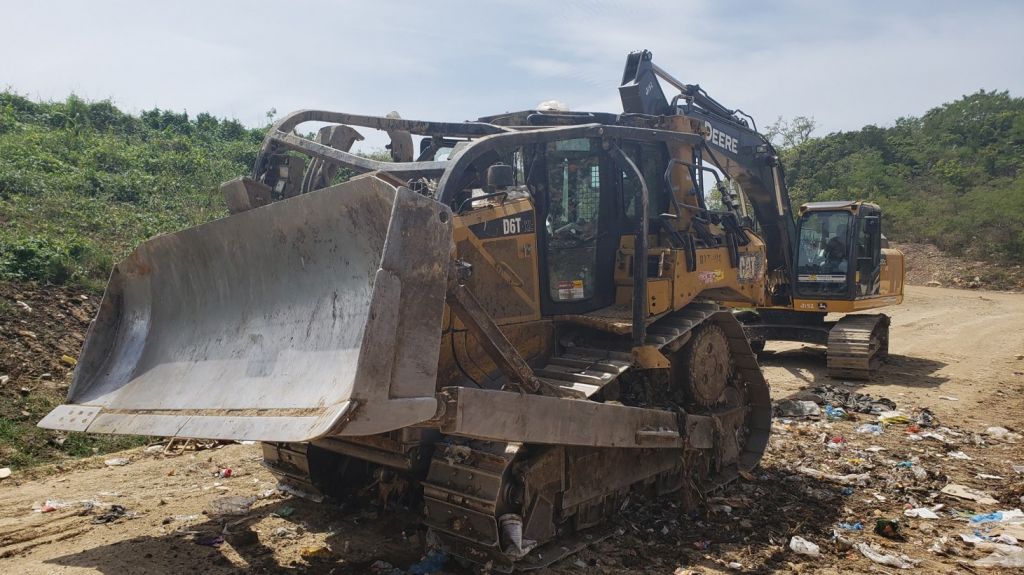  Fotos: Rescatan hombre que cayó por un barranco en el vertedero de Moca en un“digger” 