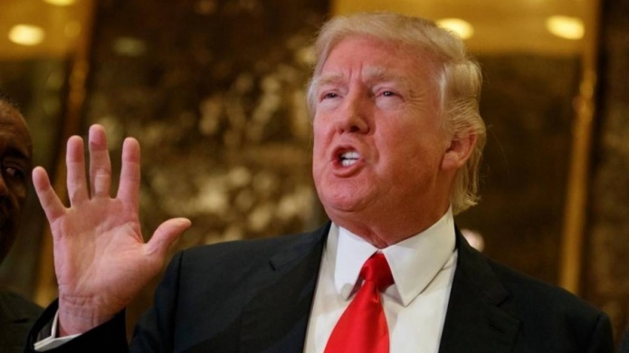 Trump hace las paces con la CIA y declara guerra a la prensa en su primer dÃ­a