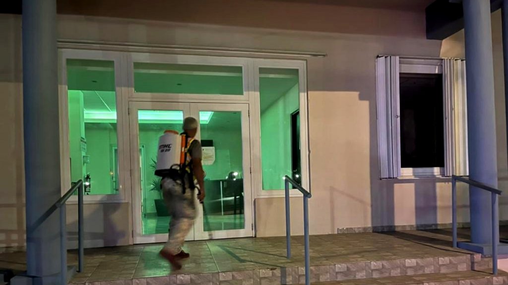  Municipio desinfecta por las noches comercios en Naguabo 