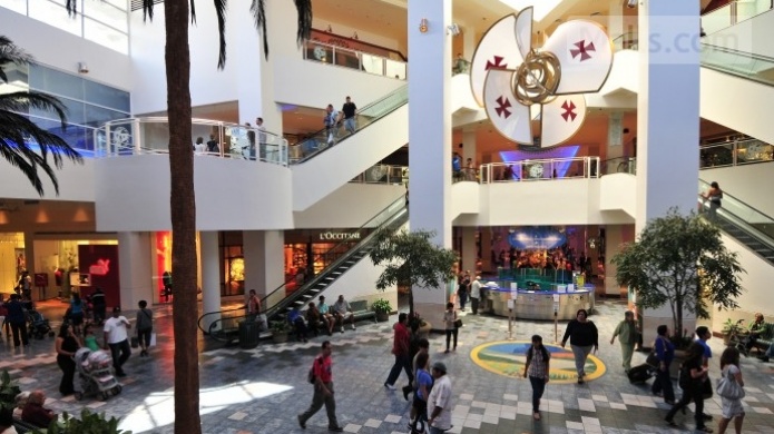 Plaza Las Américas comienza a abrir todas las tiendas del centro comercial en horario especial