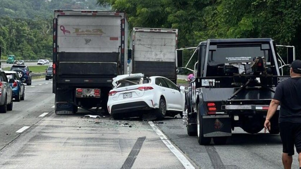  Fotos: Muere conductora al chocar con camión en Cayey 