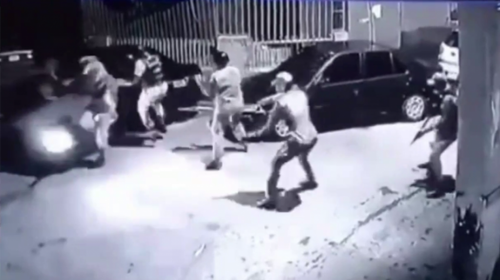  Video: Momento en que conductor atropella varios policías para huir 