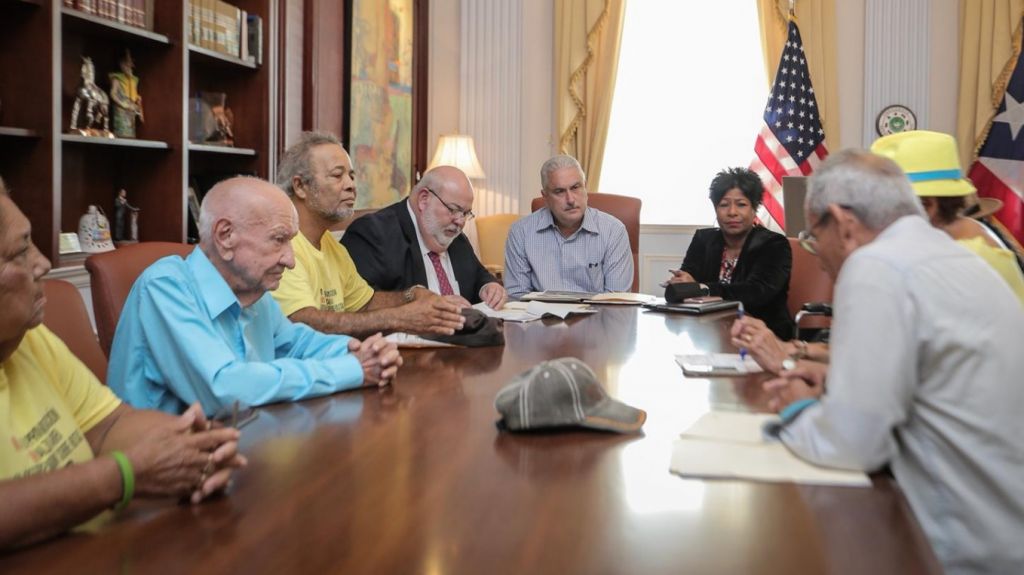  Presidentes legislativos escuchan reclamos de residentes de Vieques y Culebra sobre privatizaci&oacute;n de ATM y alzas tarifarias 