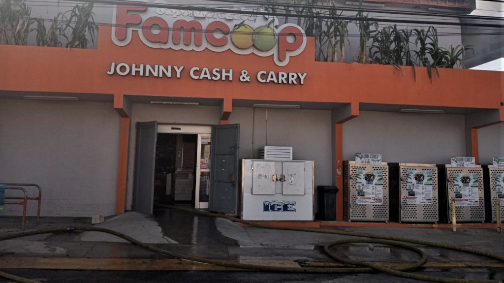  Daños estimados en medio millón de dólares deja incendio en supermercado de Juana Díaz 