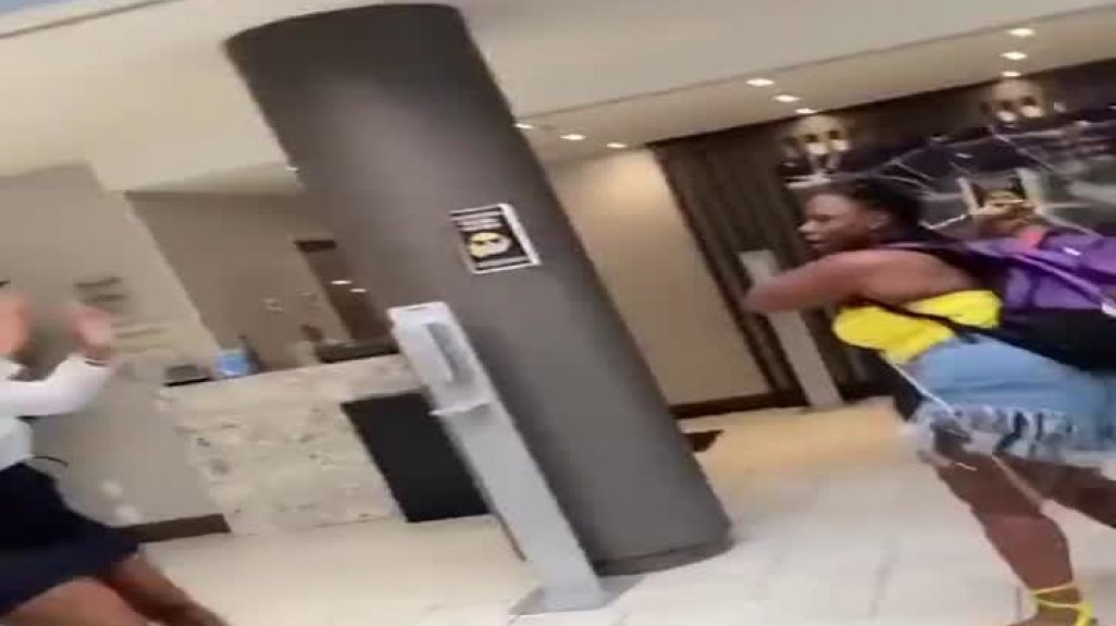  Video: Empleada de hotel le cae a telefonazos a una huésped 