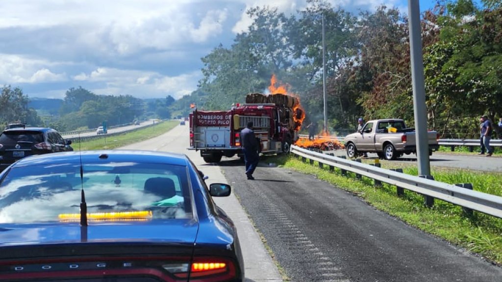  Reportan cami&oacute;n incendiado en la Autopista 53 en Naguabo 