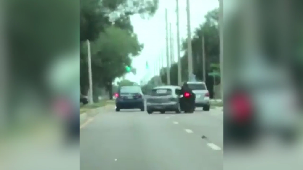  Conductor discut&iacute;a con un motociclista. Entonces decidi&oacute; atropellarlo, muestra impactante video 