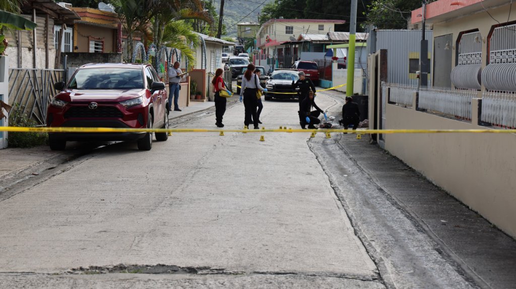  Video: Tirotean a un hombre llegando a su casa un Gurabo y su madre resulta herida de bala 