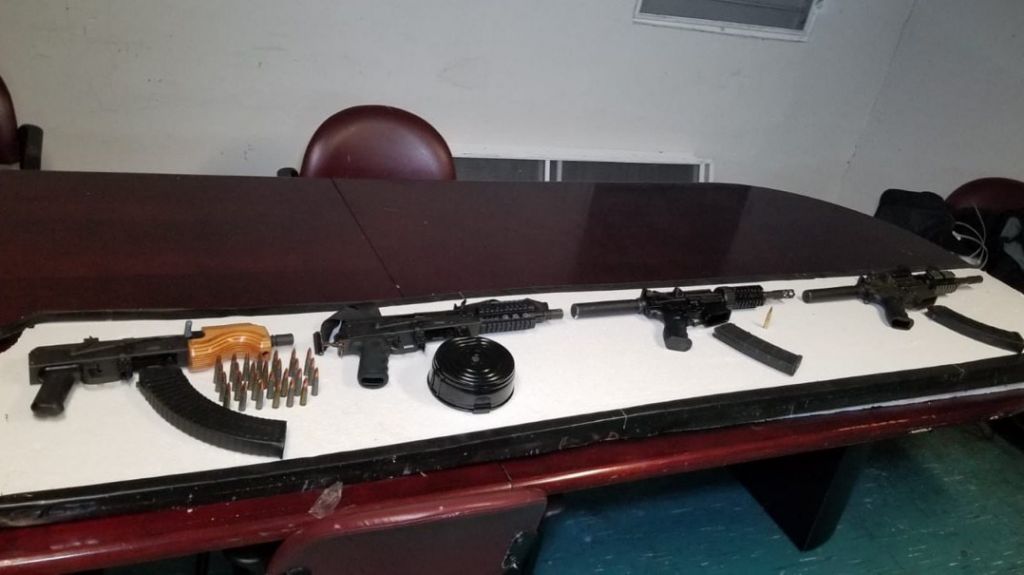  Persecuci&oacute;n a veh&iacute;culo robado en Carolina, culmina con un arrestado y 4 rifles de alto poder 