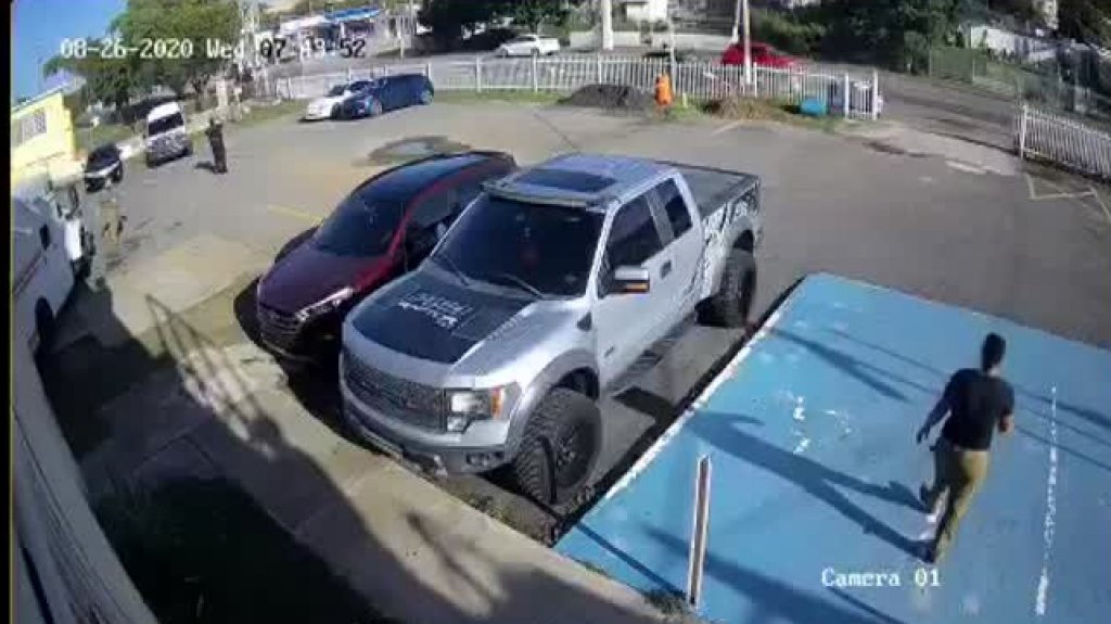  C&aacute;maras de seguridad captan momento en que veh&iacute;culo impacta fatalmente a un peat&oacute;n en Guayama 
