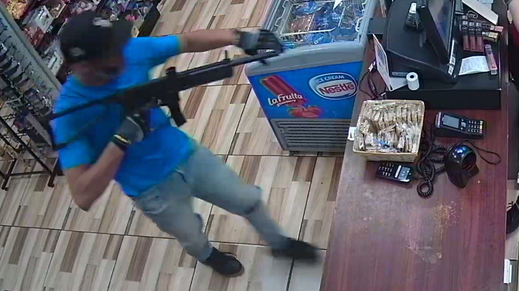  Buscan a sospechoso de apuntar con un Rifle a empleada de gasolinera en Las Piedras 