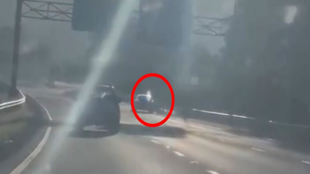  Conductor capta momento en que patrulla de la polic&iacute;a impacta motora que se fue a la huida en la ruta 66 