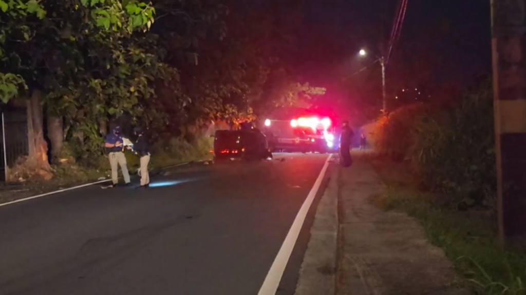  Video: Tiroteo en carretera de Toa Alta deja un auto volcado y un conductor muerto 