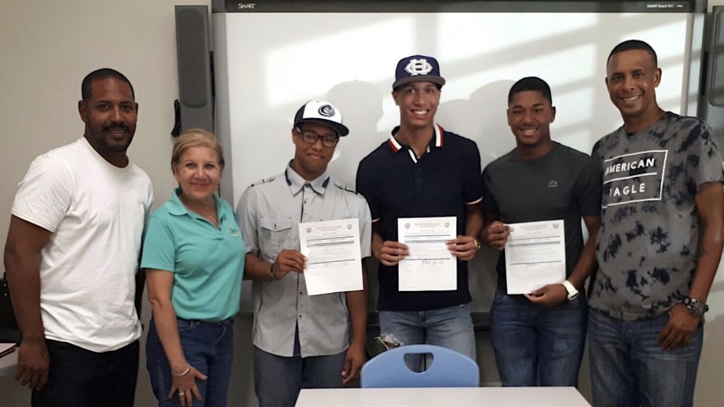  J&oacute;venes loice&ntilde;os firman para prestigiosa academia de b&eacute;isbol en Estados Unidos. 