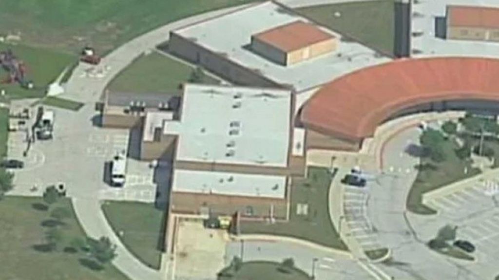  Tiroteo entre alba&ntilde;iles en escuela de EE.UU. deja 2 heridos 