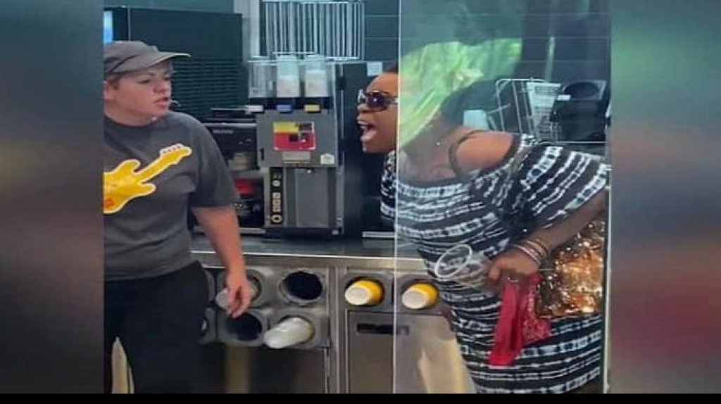  Video: Mujer agrede empleados de Mc Donalds, por que le dieron un sabor de mantecado que no quer&iacute;a 
