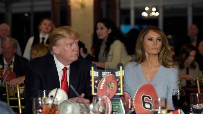 Melania Trump reitera demanda contra diario que dijo que fue prostituta de lujo