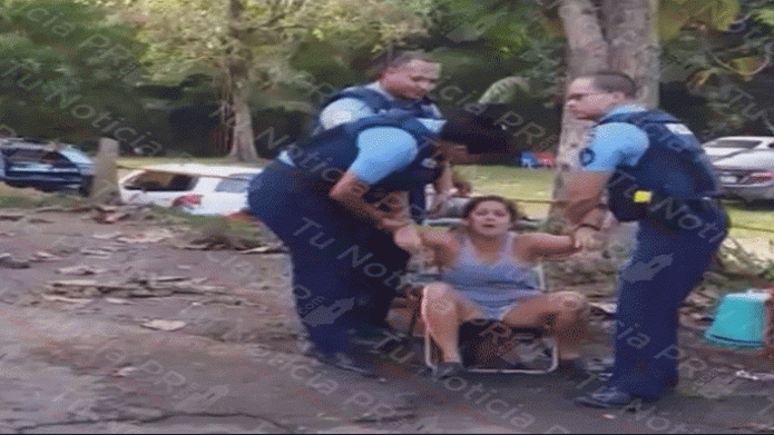 Video: Mujer policía amenaza con su arma de fuego a personas en rio de Ceiba